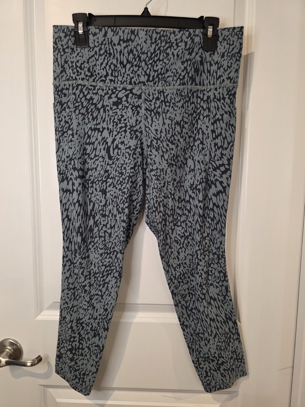 Athleta Salutation Stash Pocket II 7/8 Leggings